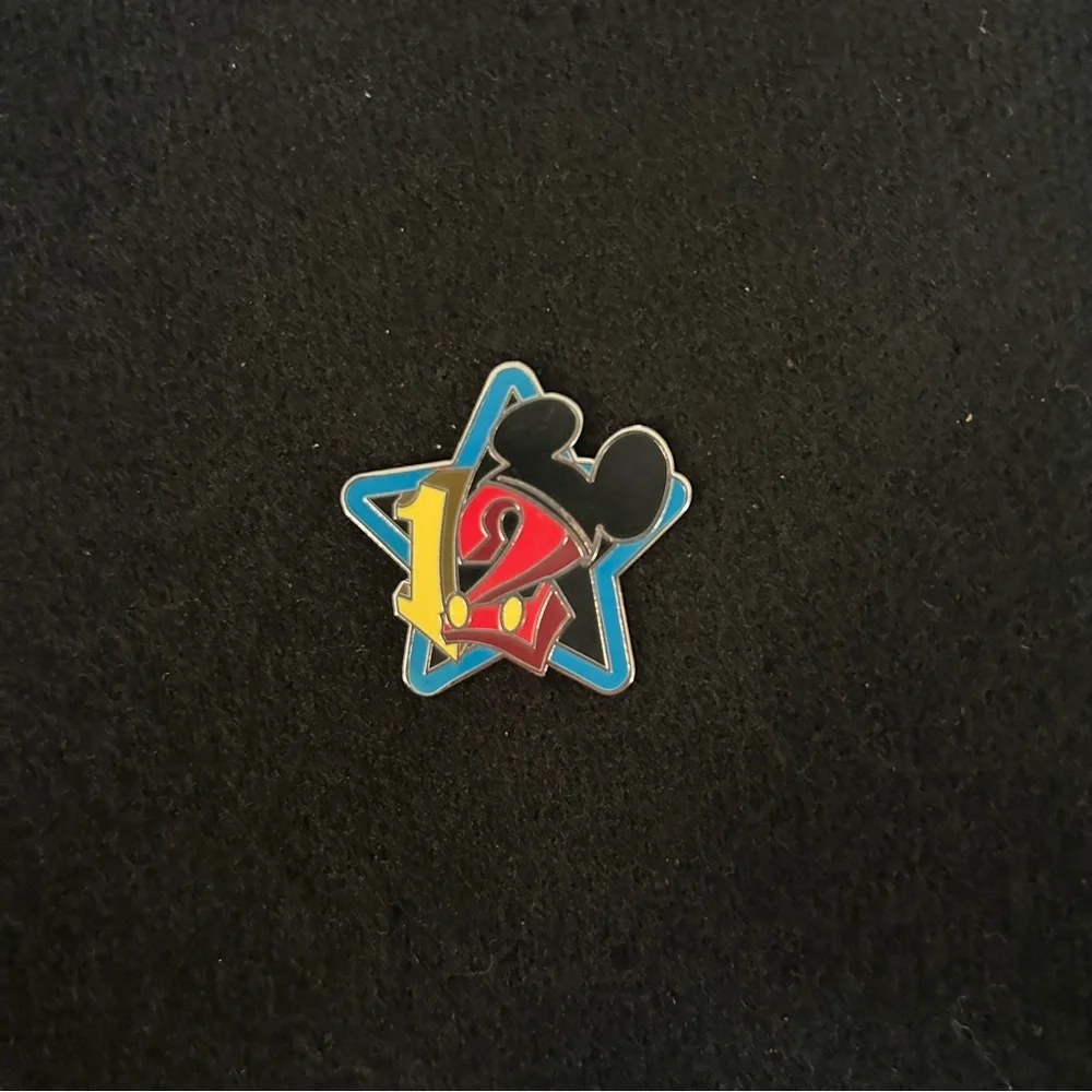 2012 Disney Stars Pin - Picture 1 of 3